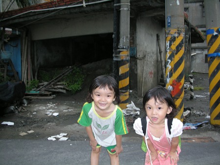 這兩位可愛孩子的家就住在附近，一旦傳出疫情，她們將成為被感染高危險族群