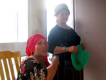Ina身旁的是佳暮村的頭目，頭目頭上跟手上拿的帽子也都是Lubula Ina作的